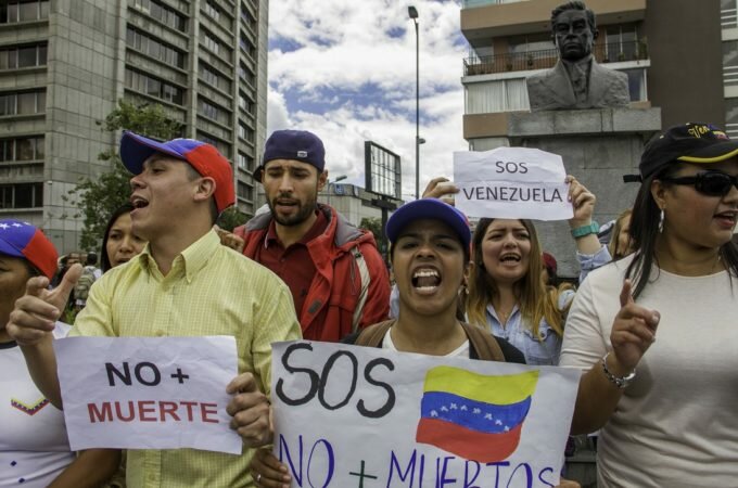 Venezolanos lutan en Ecuador