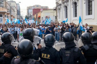 Após decisão do Congresso, milhares de guatemaltecos saem às ruas para protestar contra o governo